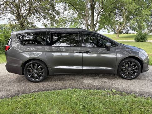 Used 2018 Chrysler Pacifica Limited w/ Advanced Safetytec Group FWD image 6