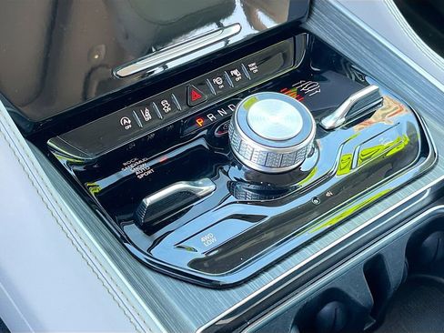 Used 2024 Jeep Wagoneer L Series III w/ Premium Group I image 17