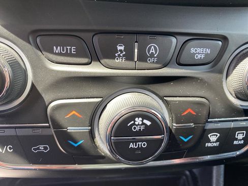 Used 2019 Jeep Cherokee Limited AWD/4WD image 14