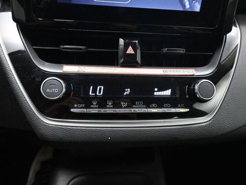 Used 2025 Toyota Corolla LE FWD image 11