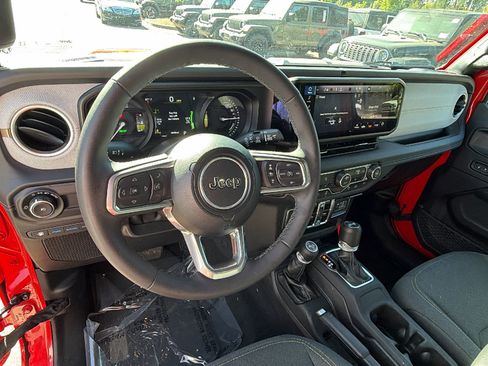 Used 2025 Jeep Wrangler Unlimited Sahara w/ Safety Group AWD/4WD image 25