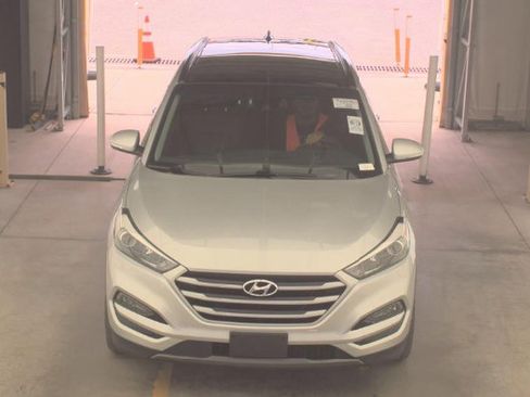 Used 2016 Hyundai Tucson Limited w/ Option Group 03 AWD/4WD image 2