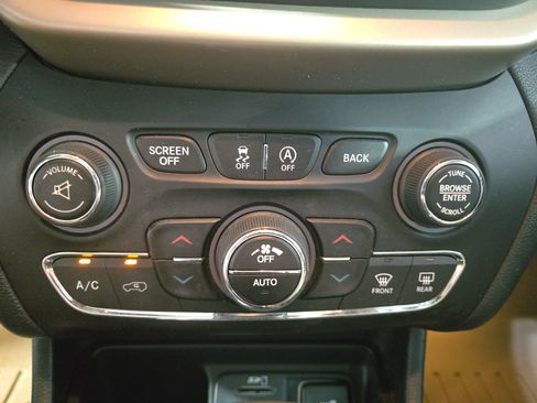 Used 2016 Jeep Cherokee Limited FWD image 21