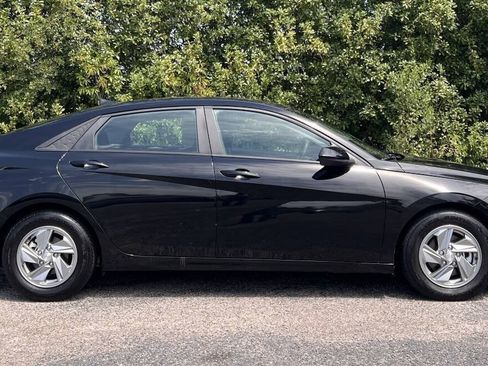 Used 2024 Hyundai Elantra SE FWD image 9