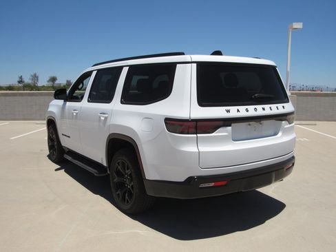 Used 2025 Jeep Wagoneer Series II AWD/4WD image 6