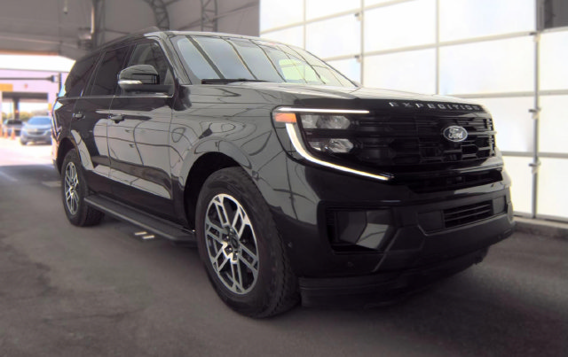 Used 2025 Ford Expedition Active AWD/4WD image 2