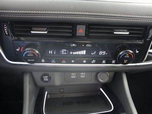 Used 2025 Nissan Rogue SL w/ SL Premium Package image 15