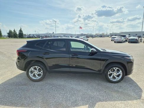 Used 2024 Chevrolet Trax LS w/ LS Convenience Package image 4