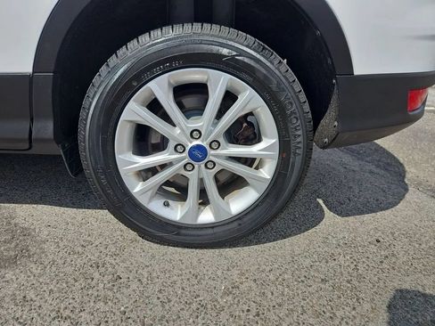 Used 2018 Ford Escape SE w/ Ford Safe & Smart Package FWD image 13