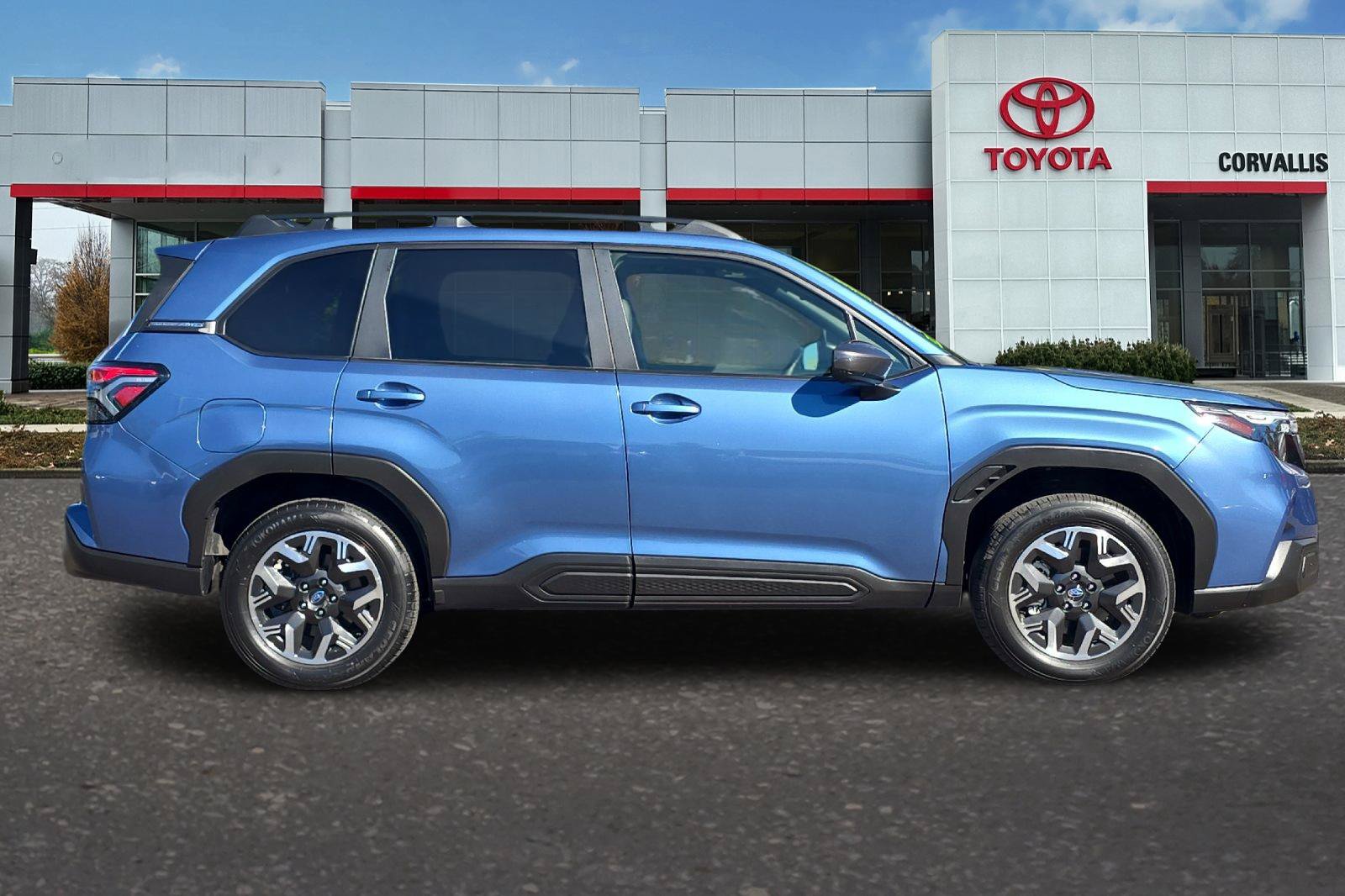 Used 2025 Subaru Forester Premium AWD/4WD image 3