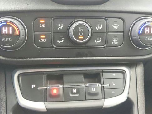 Used 2024 GMC Terrain SLT image 25