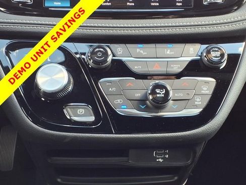 New 2026 Chrysler Pacifica Select image 9