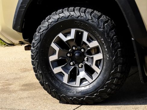 Used 2017 Toyota Tacoma TRD Off-Road AWD/4WD image 46