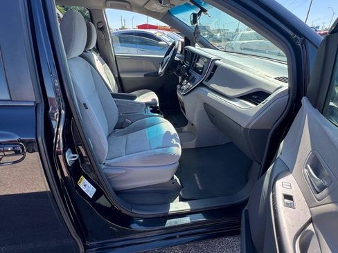 Used 2017 Toyota Sienna LE FWD image 12