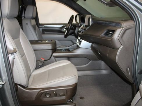 Used 2021 GMC Yukon XL SLT w/ SLT Premium Package image 18