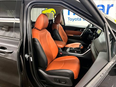 Used 2024 Kia Carnival SX image 11