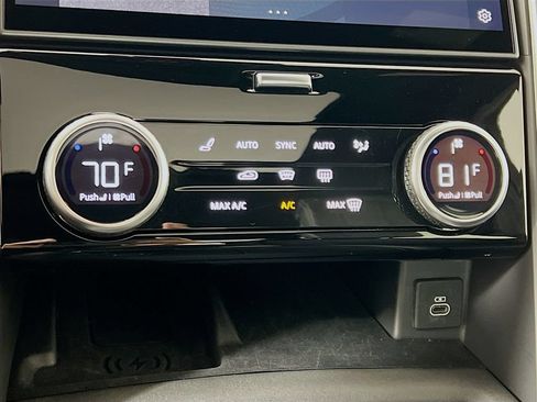Certified 2025 Land Rover Discovery Metropolitan Edition AWD/4WD image 16