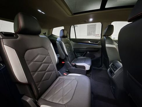 Used 2024 Volkswagen Atlas Peak Edition SEL AWD/4WD image 29