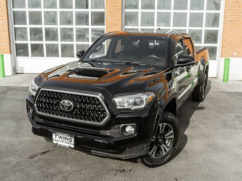 Used 2019 Toyota Tacoma TRD Sport image 2