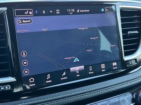 Used 2024 Chrysler Pacifica Limited FWD image 24