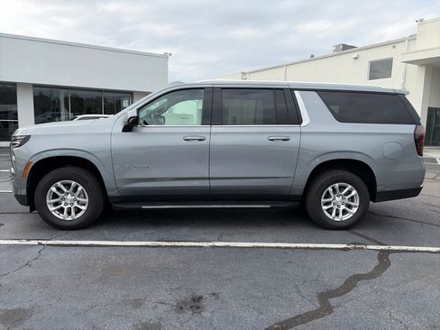 Used 2026 Chevrolet Suburban LT RWD image 5