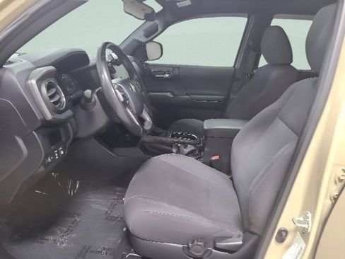 Used 2017 Toyota Tacoma TRD Off-Road w/ Premium & Technology Package AWD/4WD image 21