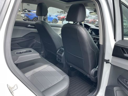 Used 2023 Volkswagen Taos SE w/ Panoramic Sunroof Package image 18