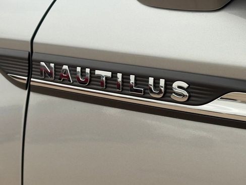 Used 2022 Lincoln Nautilus FWD w/ Premium Package image 10