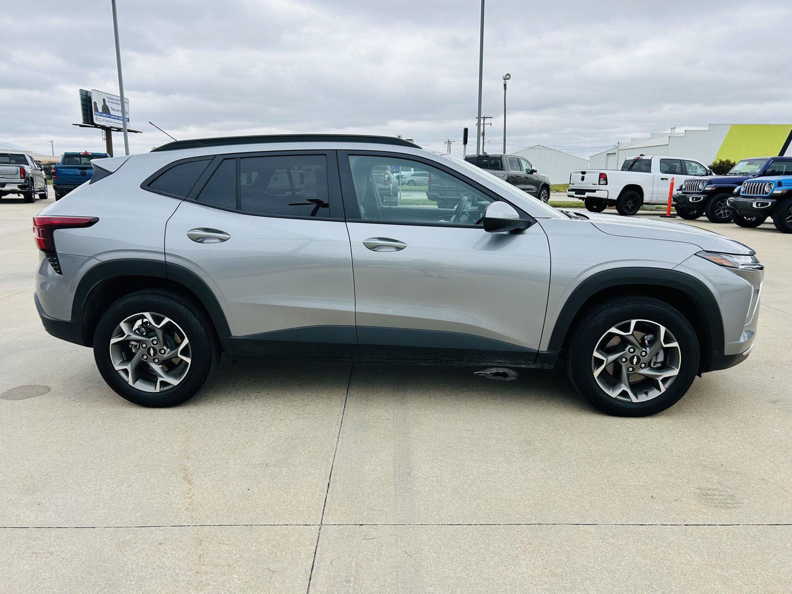 Used 2025 Chevrolet Trax LT w/ LT Convenience Package FWD image 36
