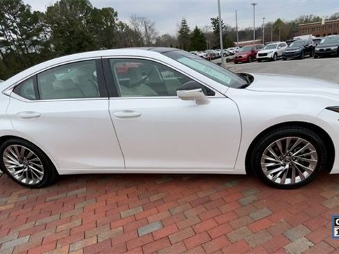 Used 2022 Lexus ES 350 Ultra Luxury image 2