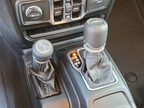 New 2025 Jeep Gladiator High Tide image 19