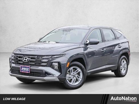 Certified 2025 Hyundai Tucson SE image 1