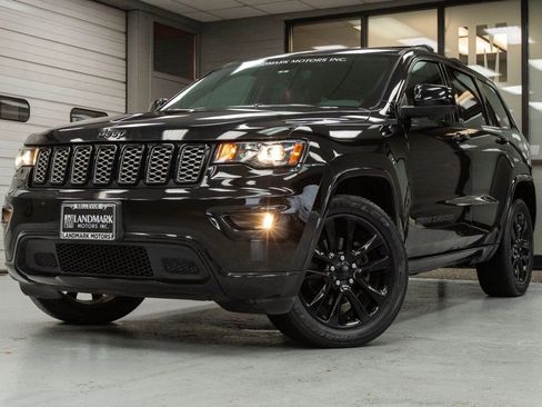 Used 2019 Jeep Grand Cherokee Altitude image 2