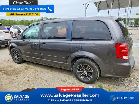 Used 2017 Dodge Grand Caravan SE image 3