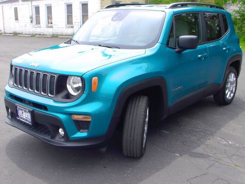 Used 2022 Jeep Renegade Latitude w/ Convenience Group AWD/4WD image 3