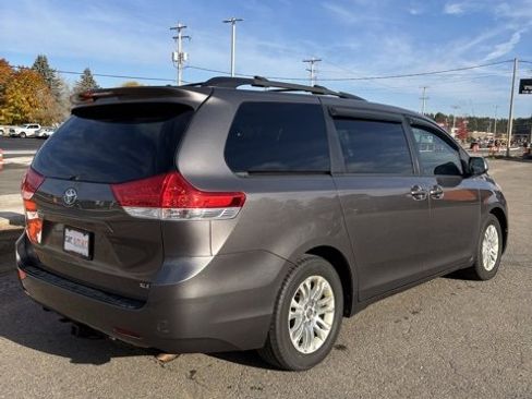Used 2013 Toyota Sienna XLE image 7