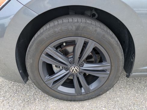 Used 2024 Volkswagen Jetta SE w/ Panoramic Sunroof Package FWD image 11