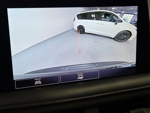 Used 2021 Chevrolet Suburban LT image 25