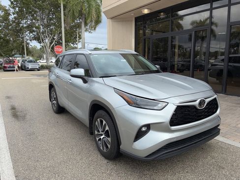 Used 2024 Toyota Highlander XLE image 1