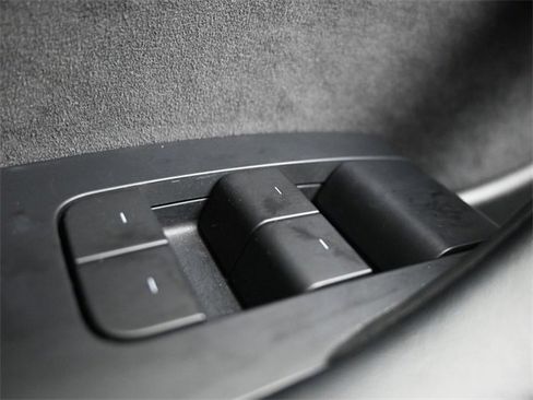 Used 2021 Tesla Model Y Long Range image 24