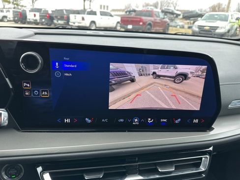 Used 2025 Chevrolet Traverse LT image 69