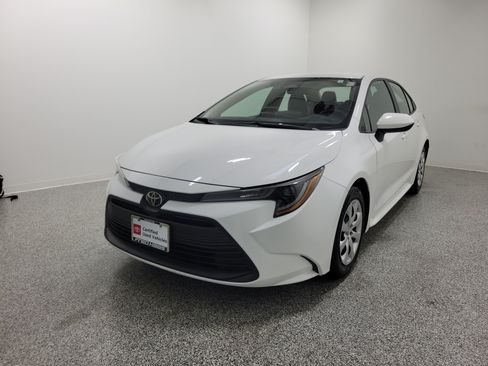 Used 2024 Toyota Corolla LE FWD image 2