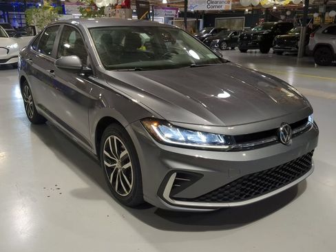 Used 2025 Volkswagen Jetta SE FWD image 5