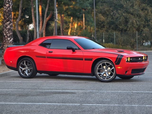 Used 2016 Dodge Challenger SXT w/ Driver Convenience Group RWD image 4