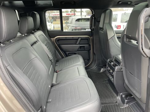 Used 2025 Land Rover Defender 110 image 31
