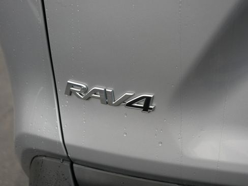 Used 2021 Toyota RAV4 LE image 8
