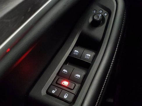 Used 2023 Jeep Grand Cherokee Limited w/ Black Appearance Package AWD/4WD image 16