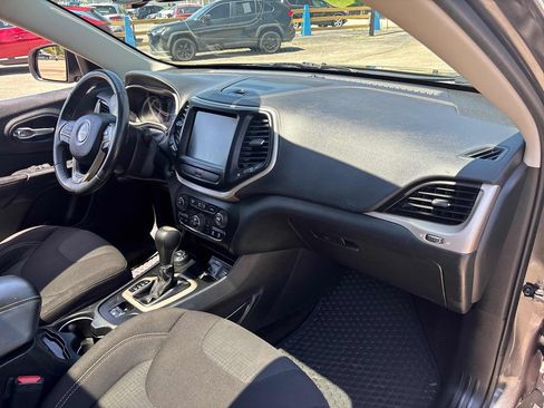 Used 2016 Jeep Cherokee Latitude w/ Comfort/Convenience Group AWD/4WD image 31