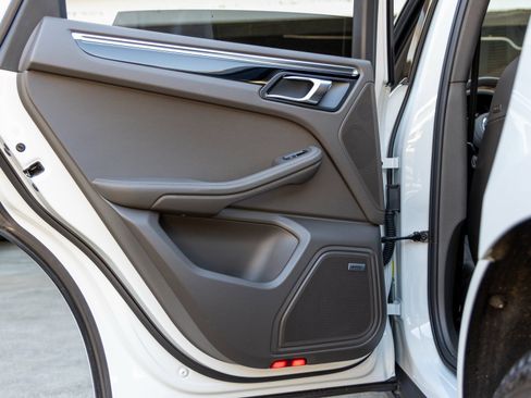 Certified 2025 Porsche Macan image 39