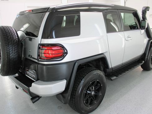 Used 2008 Toyota FJ Cruiser 2WD image 10